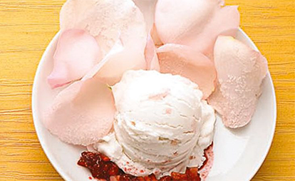 helado-con-petalos-de-rosas_recetas_chef-oropeza-jpg-940x450_